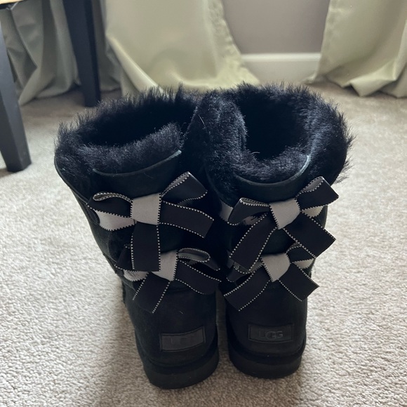 Bailey Bow Ugg Boots. Women’s size 9. - Picture 3 of 7